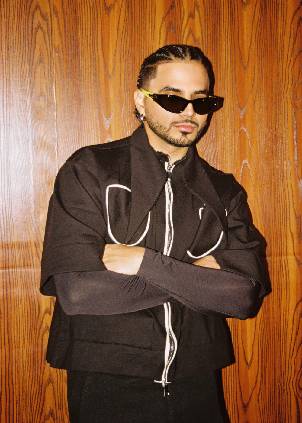 Retrato oficial de Álvaro Díaz, artista de música urbana con proyección internacional.