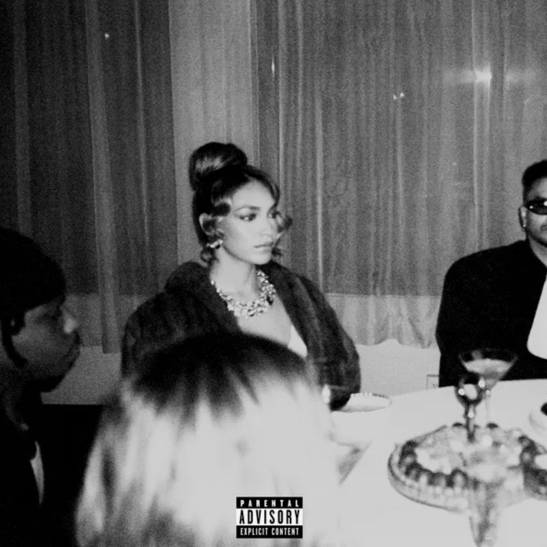 Portada del sencillo "MJM" de Joyce Santana y Álvaro Díaz, una innovadora mezcla de reggaetón y trap latino que destaca por sus letras ingeniosas y ritmos envolventes.