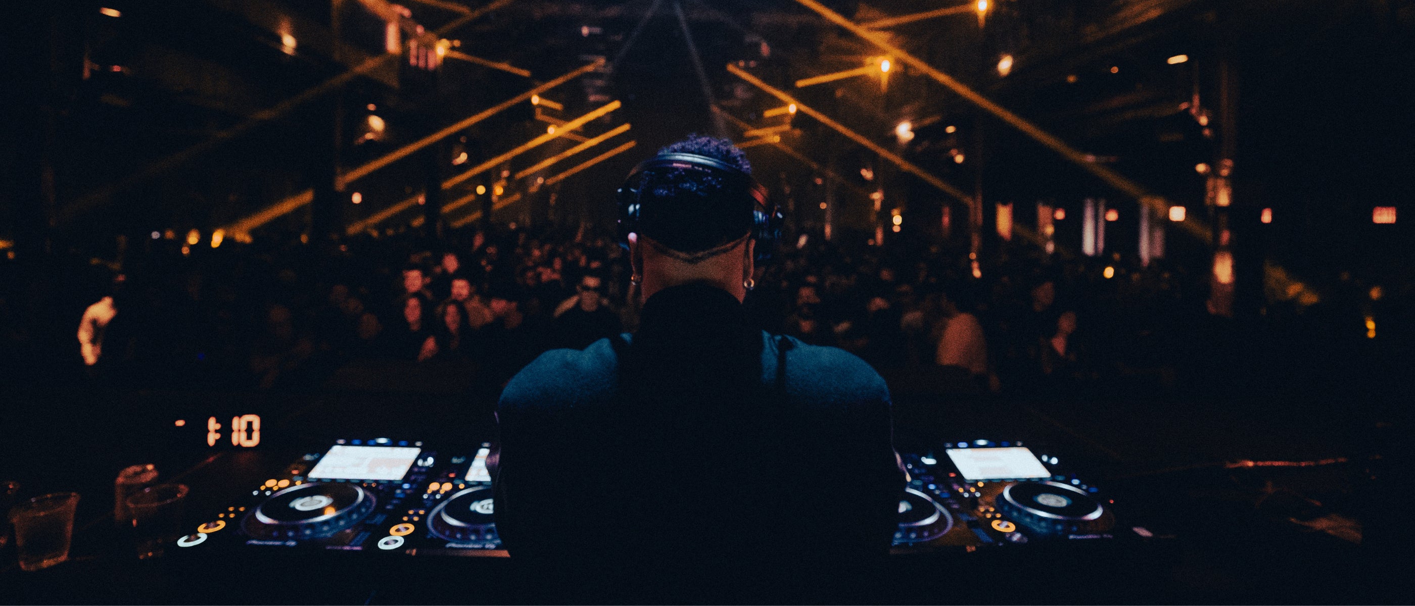 Artista en el escenario representando el impacto y la proyección global de Top Floor Talent